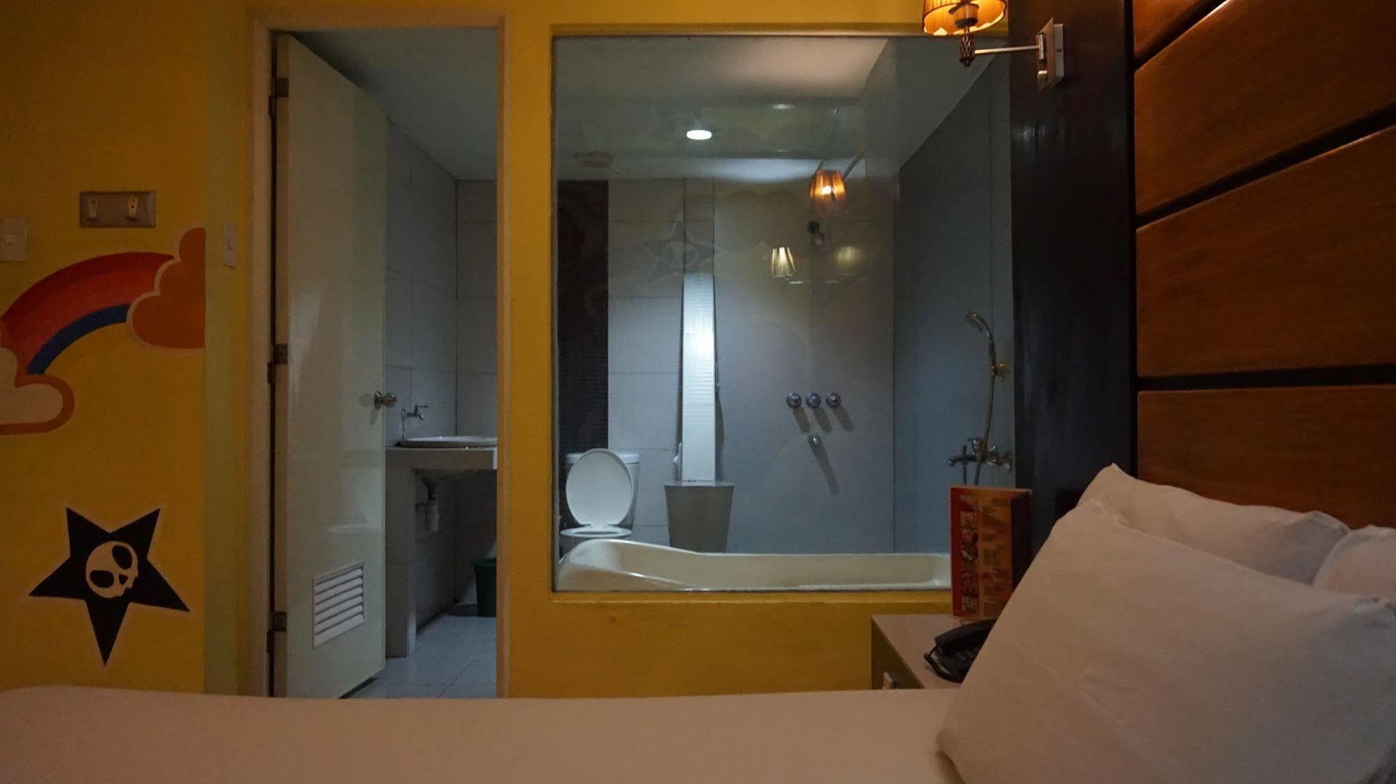 Harts Hotel-Quezon City Buitenkant foto