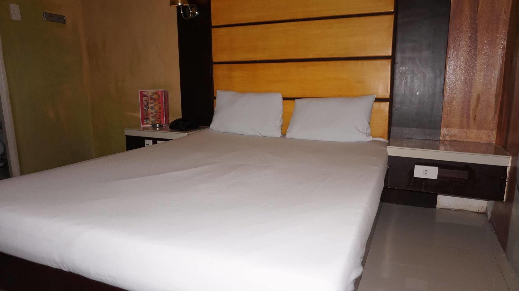 Harts Hotel-Quezon City Buitenkant foto