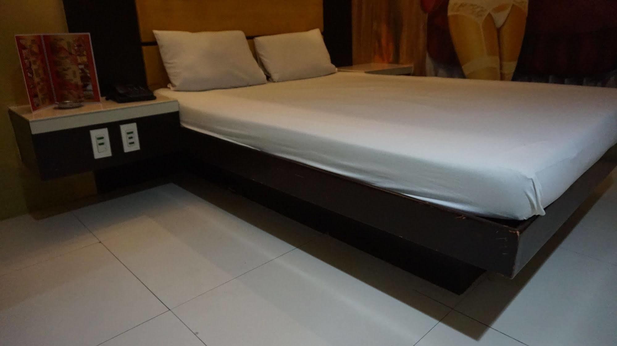 Harts Hotel-Quezon City Buitenkant foto