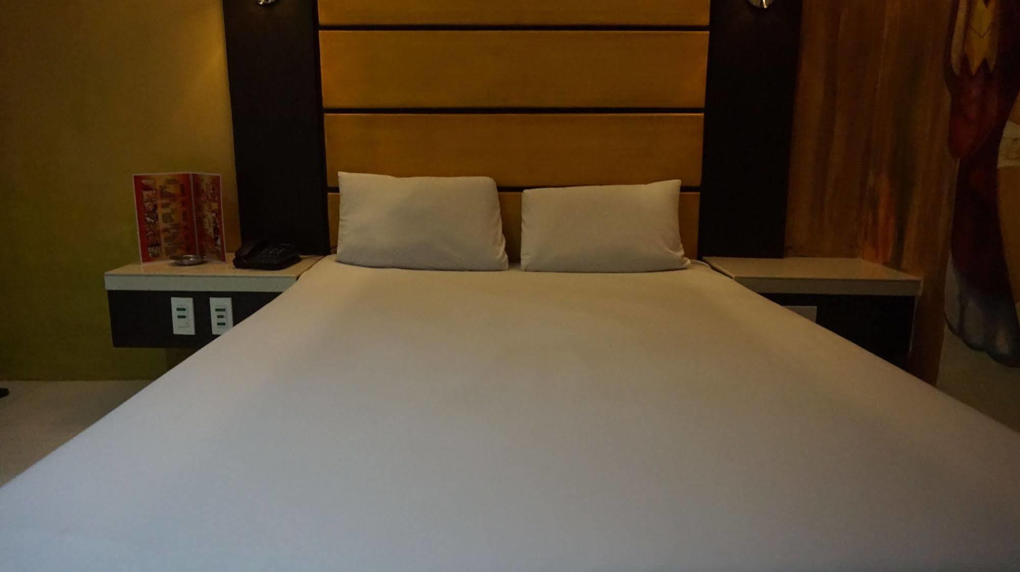 Harts Hotel-Quezon City Buitenkant foto
